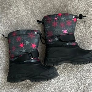 Snow boots size 9 worn once